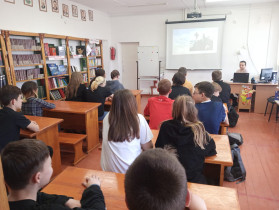 В школьной библиотеке прошёл ряд мероприятий, посвященных выдающимся личностям культуры - писателю Г.Д. Гребенщикову и художнику Н.К. Рериху.