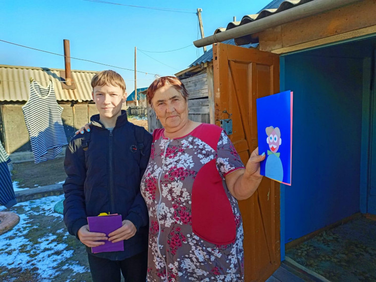 Участники волонтерского клуба «Искра» и учащиеся изготовили открытки.