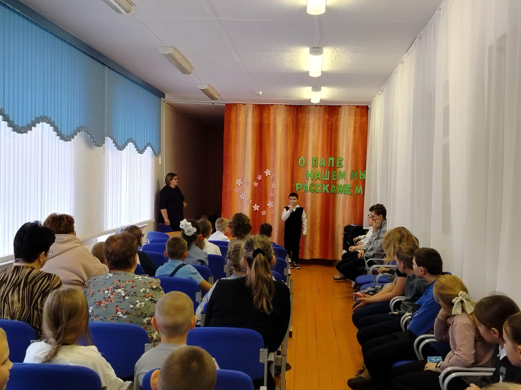 В МБОУ "Северская СОШ" Ключевского района прошел конкурс чтецов ко Дню отца.