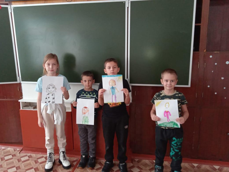 Учащиеся 2 класса МБОУ "Северская СОШ" Ключевского района нарисовали рисунки ко Дню Матери.