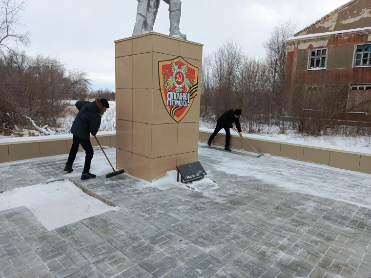 Учащиеся МБОУ "Северская СОШ" провели акцию по очистке Мемориального памятника от снега.