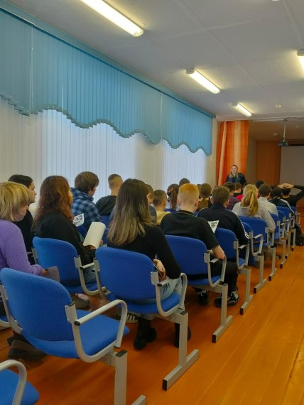В МБОУ "Северская СОШ" прошла встреча с участковым уполномоченным полиции Тетерич С.М..