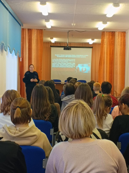 В МБОУ «Северская СОШ» прошла встреча с лейтенантом полиции, С.М.Тетерич.
