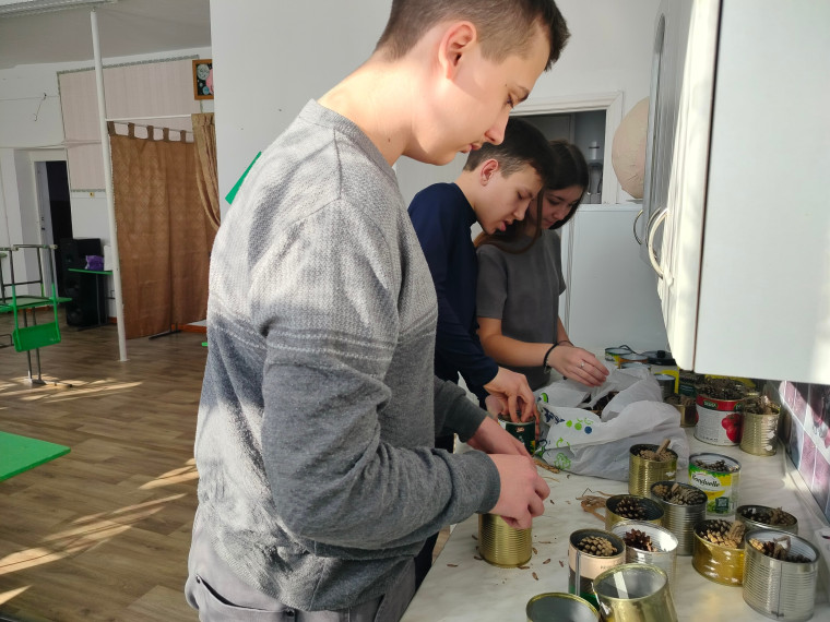 Волонтерский отряд "Искра" МБОУ "Северская СОШ" принял участие в изготовлении окопных свечей.