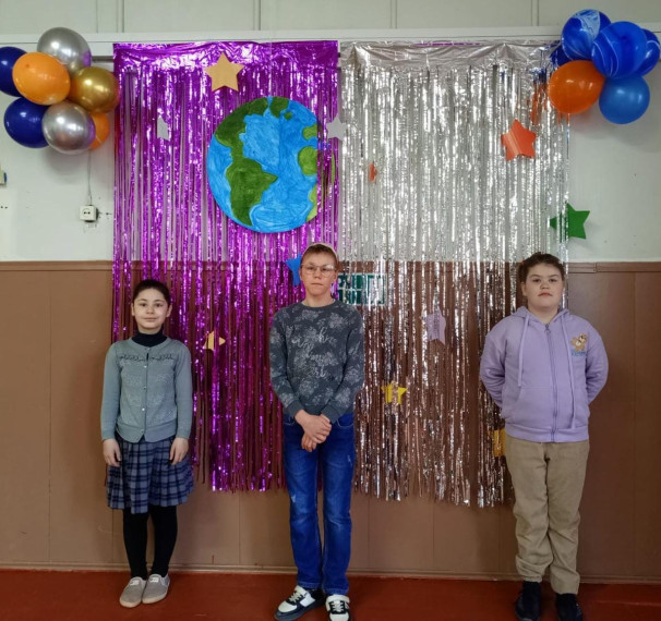 В Покровской школе девочки 5-8 классов создали фотозону , посвящённую Дню космонавтики!.